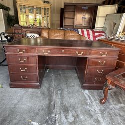 President style desk
