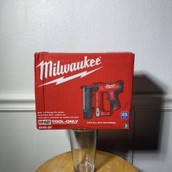 Milwaukee M12 23 Ga Pin Nailer