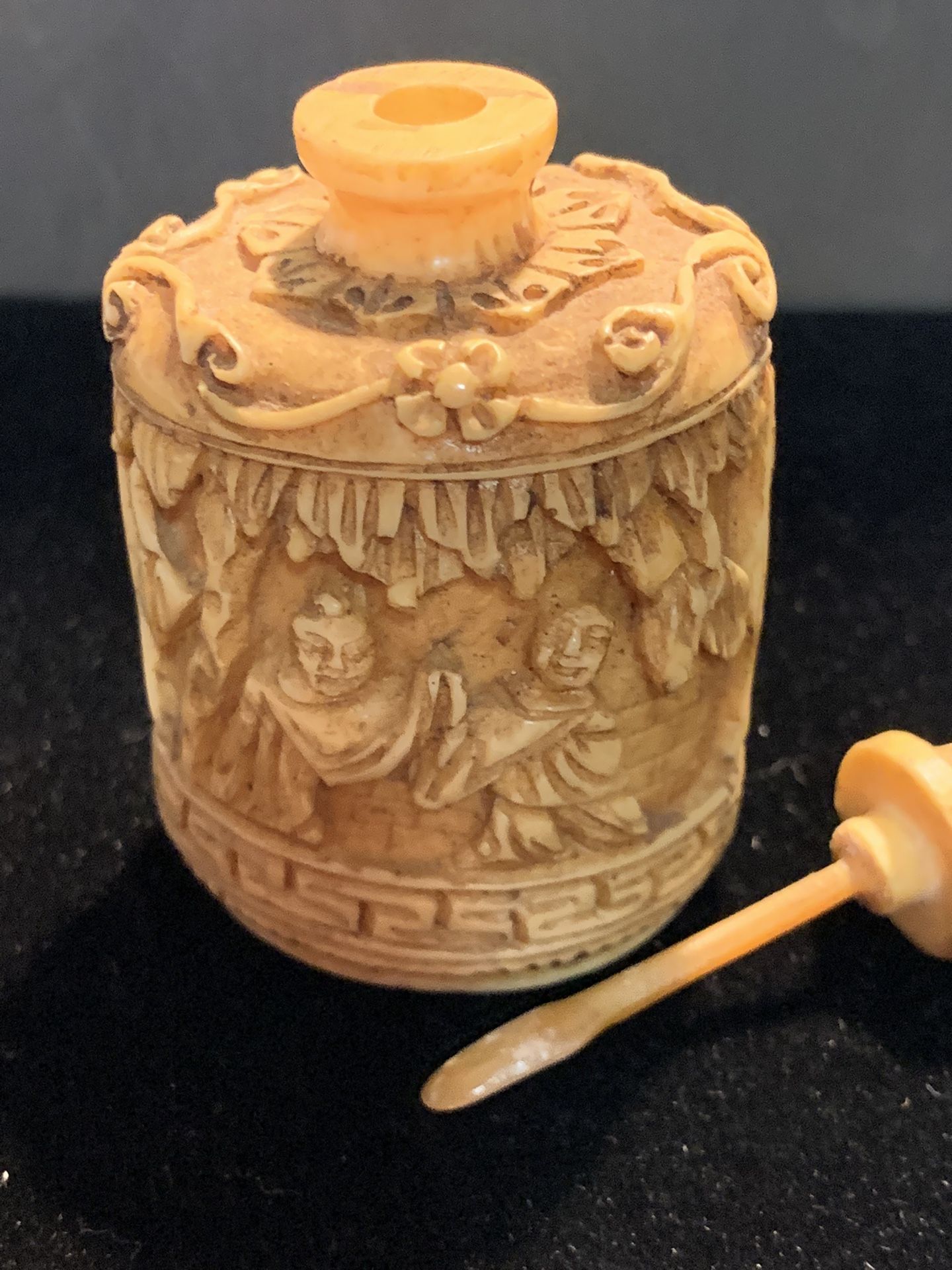 Fishbone Snuff Bottle