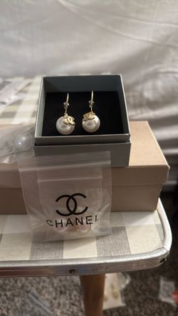 Gold pearl earrings