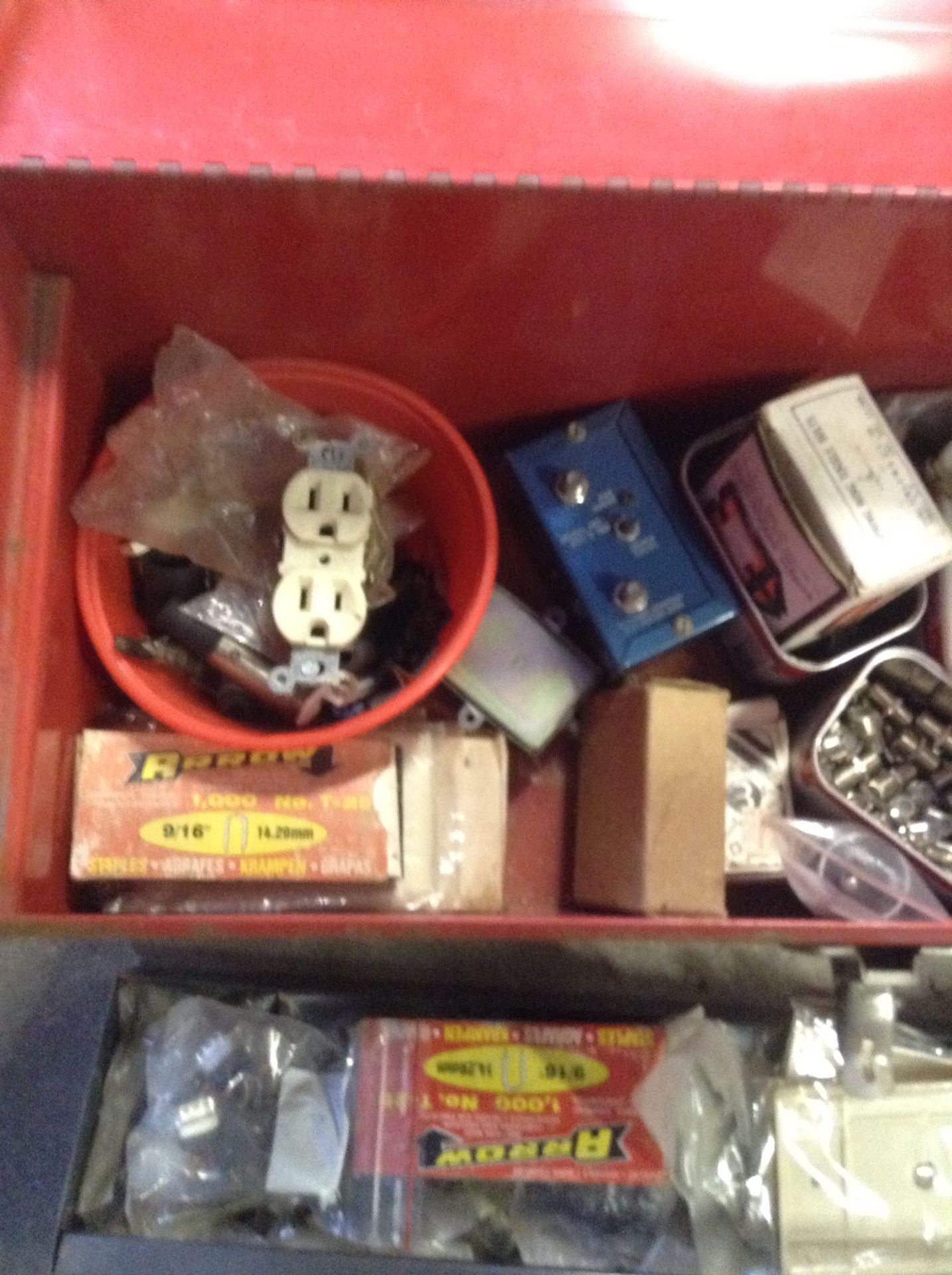 TOOL BOX FULL OF AUDIO VIDEO NEW EQUIPMENT TOOL BOX GOOD CONDITION .