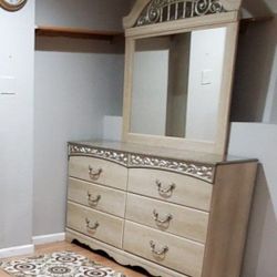 Queen Size Bedroom Set With Foundation Matress 2 Night Stands Dresser With Mirror Chester And 2 Lamps Included 