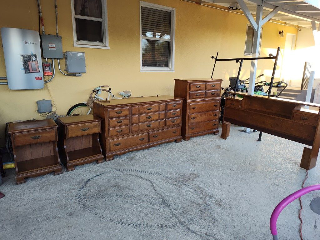 Dressers With Mirror Head Board And Two Night Stands