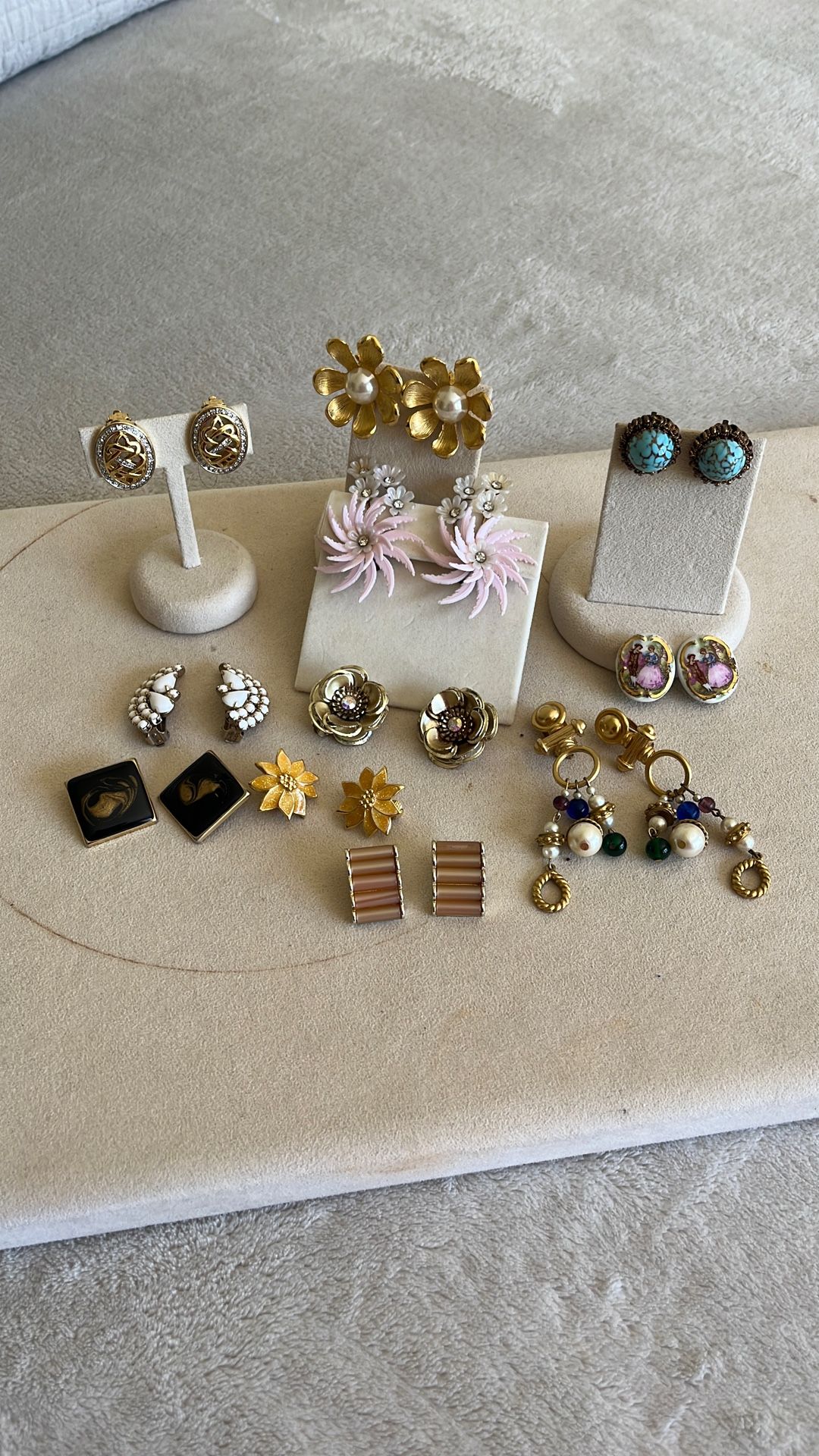 Lots Of Vintage Earrings With Different Colors