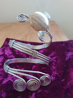 Upper arm bracelet