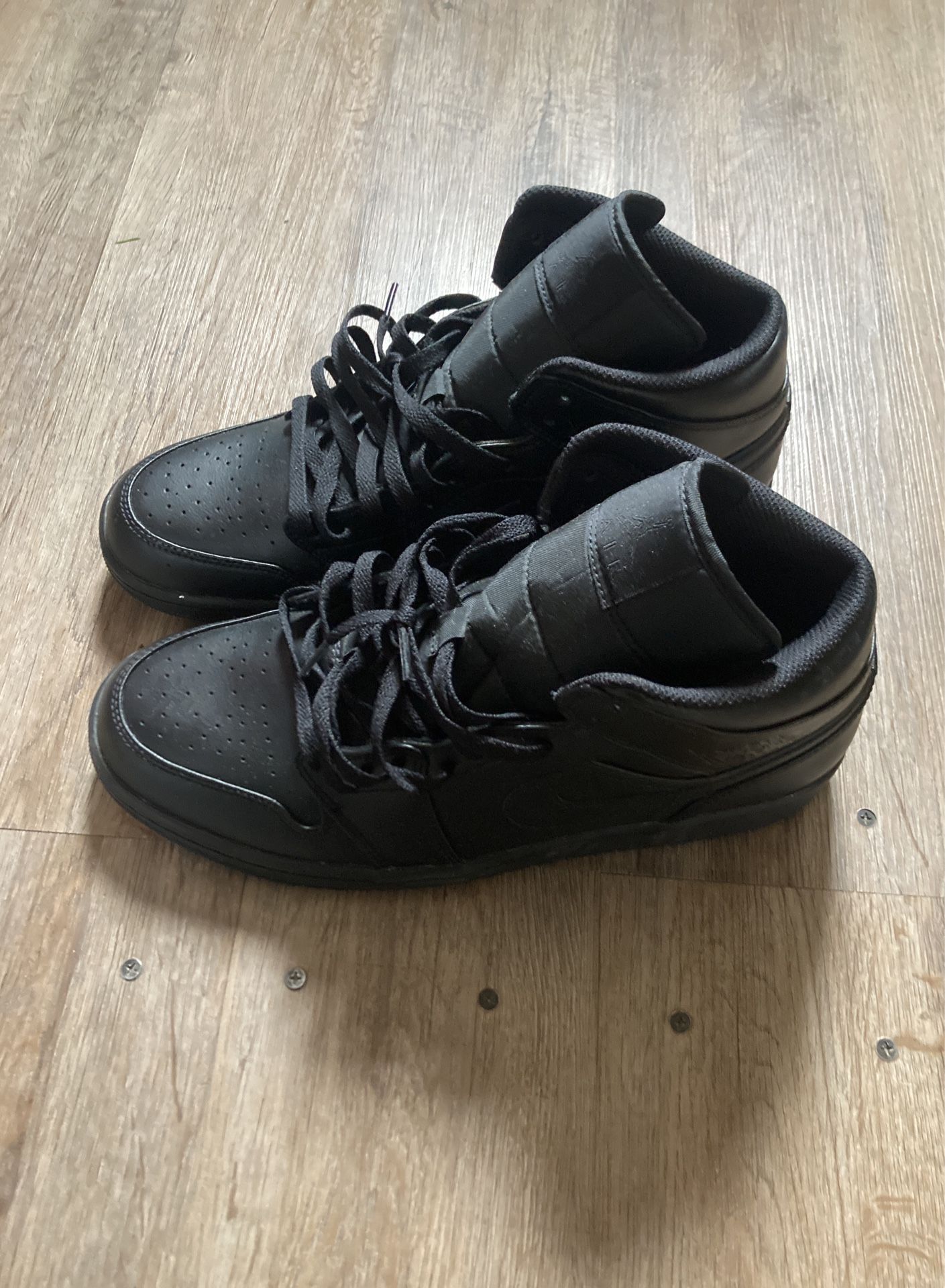 Jordan 1 Mids Size 12 Comes With Box