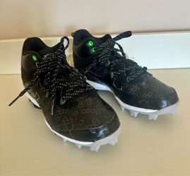 NEW - UNDER ARMOUR CLEATS - Size 2Y