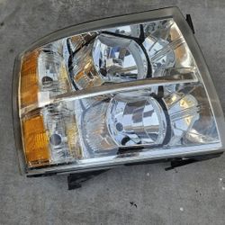  chevy silverado 2009 
Headlight