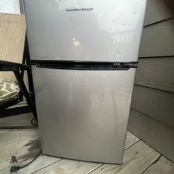 Mini Fridge/ Freezer