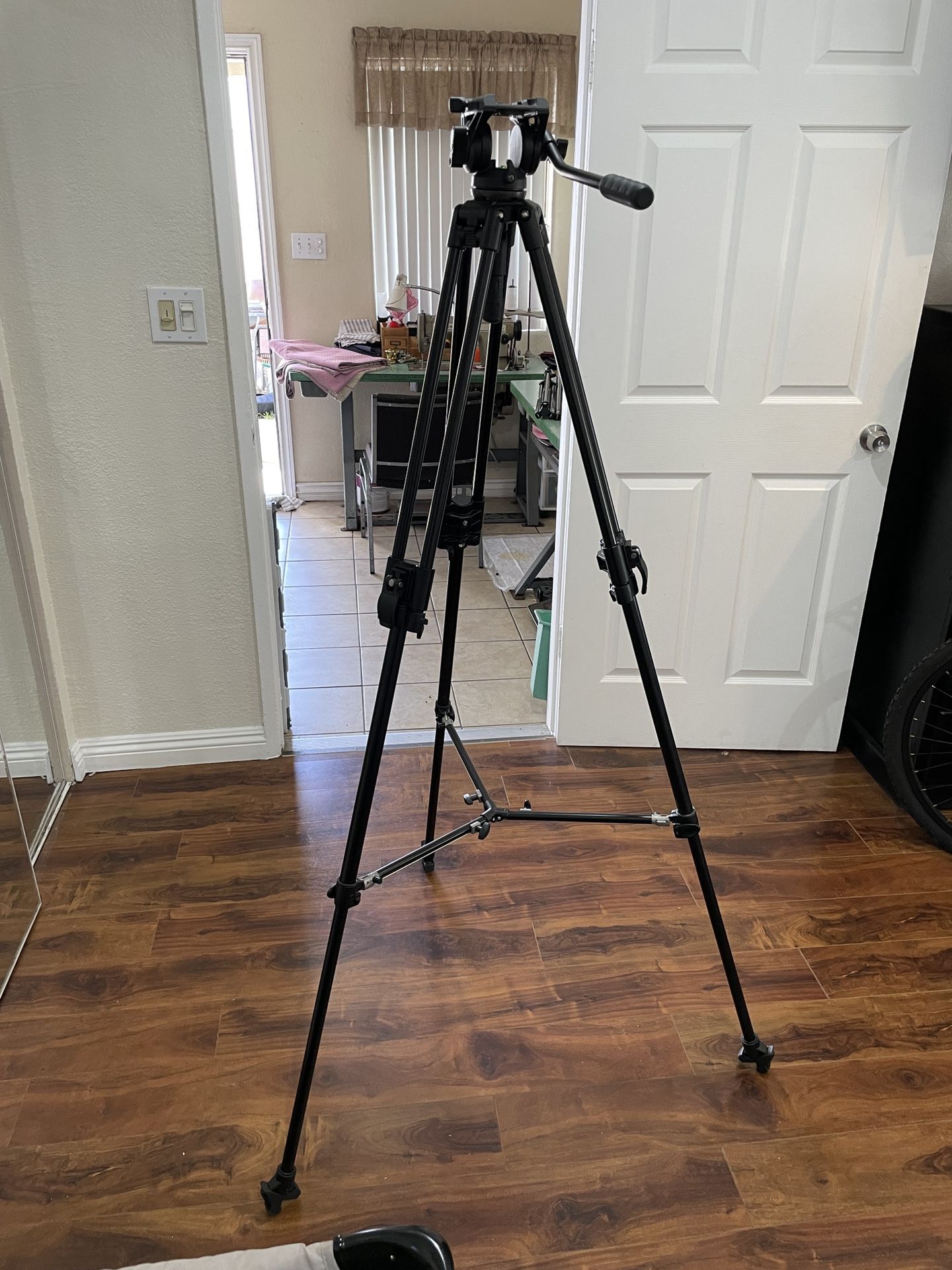 Manfrotto Heavy Duty Tripod for Sale in Cty Of Cmmrce, CA OfferUp