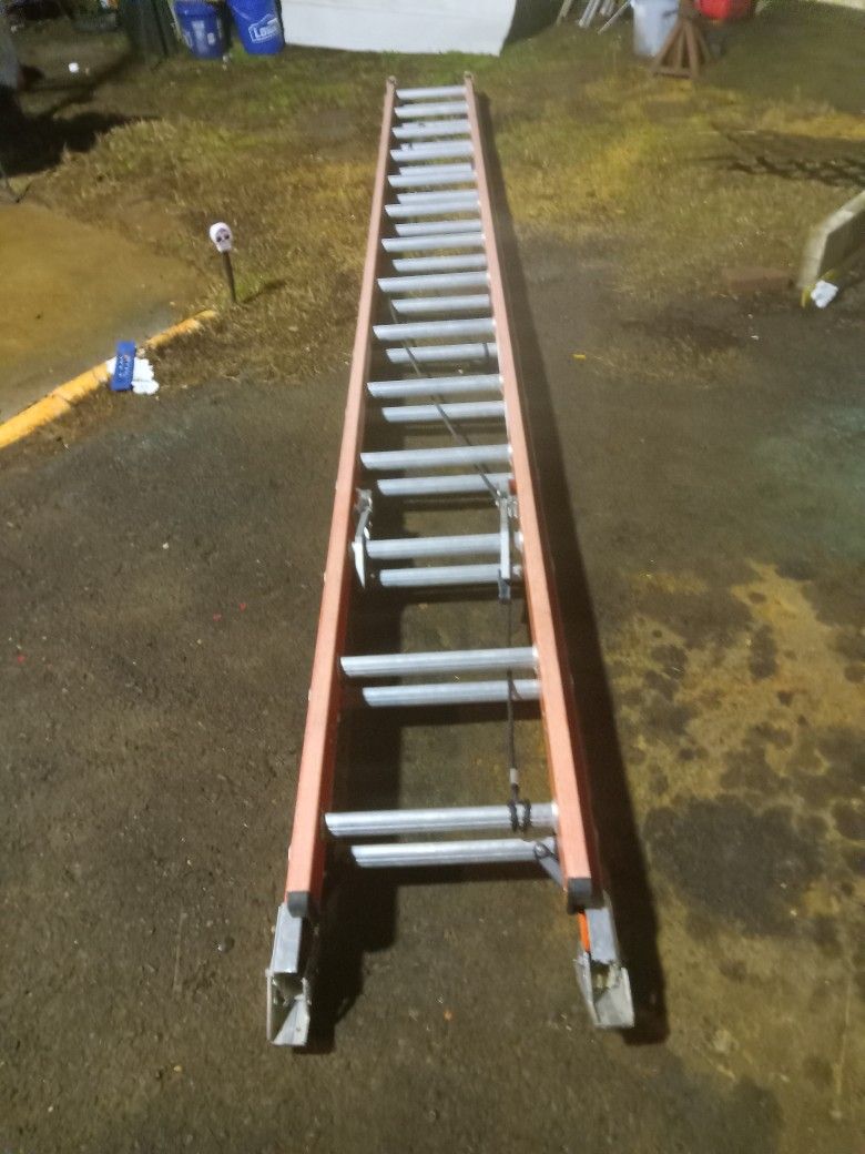 28 Ft Fiberglass Werner Extension Ladder 