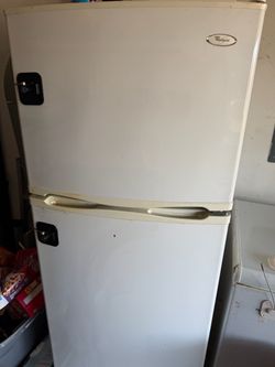 Whirlpool Top-Freezer Refrigerator White
