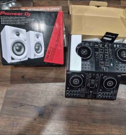 Bocinas y dos consolas de dj
