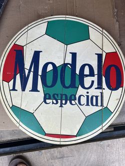 Modelo wooden sign