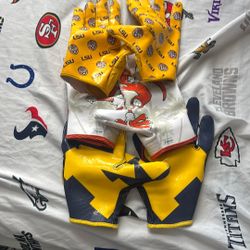 3 colleges gloves 