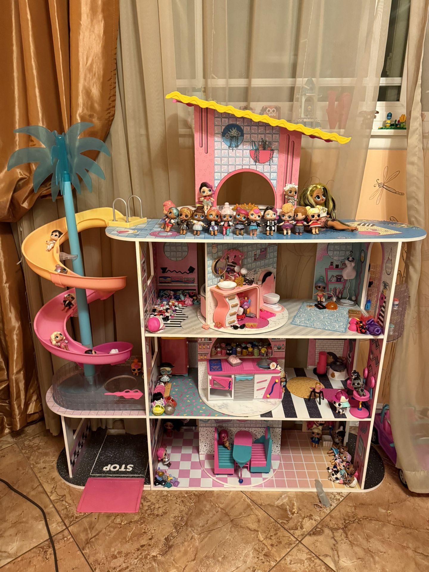Lol Doll House INCLUDING ALL DOLLS ND ACCESSORIES