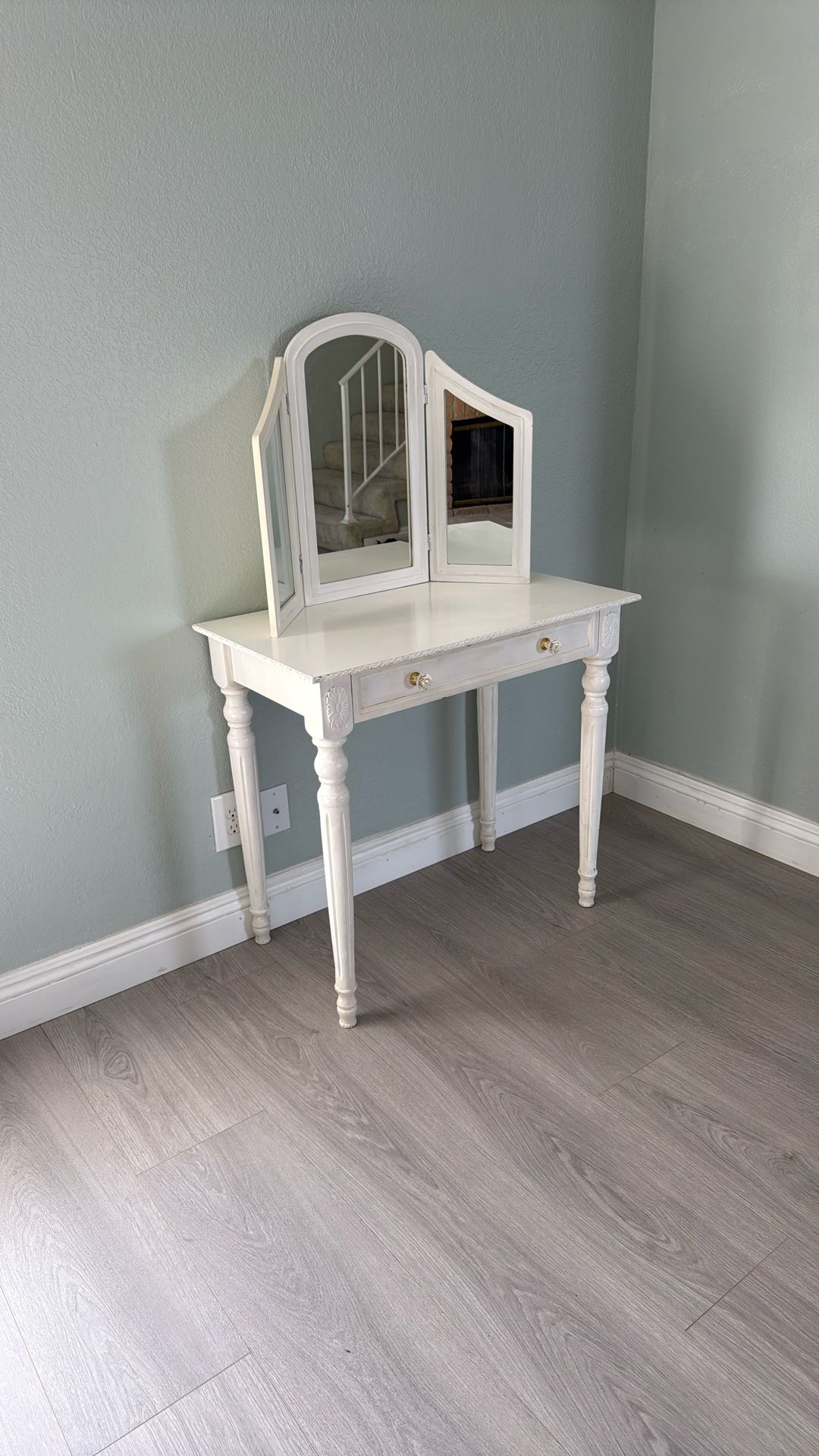 Vanity Makeup Table With Mirror