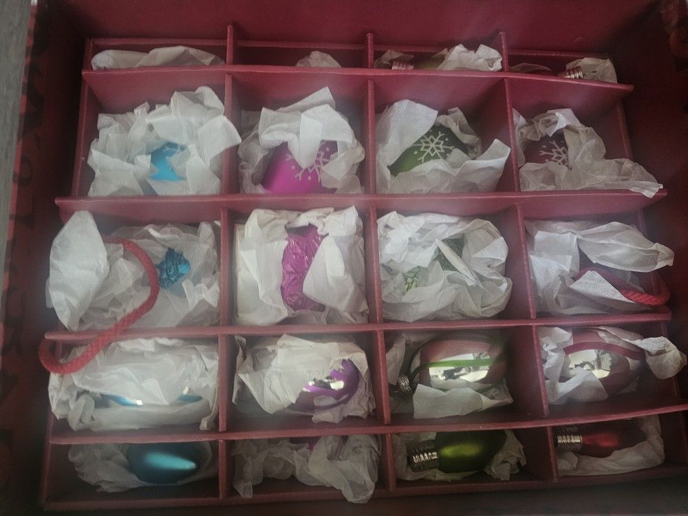 100 Piece Christmas Bulb Set