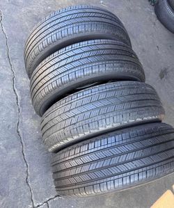 225/60/18 Michelin Selling a set of 4 tires in excellent condition 🫡