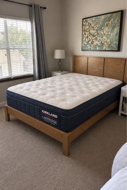 Brand name Queen 14.5” /kirkland foster medium firm luxury