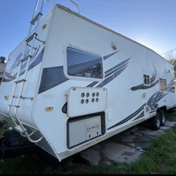 2009 TOY HAULER TRAILER W/GENERATOR FRONT BEDROOM AN ELECTRIC BUNKS