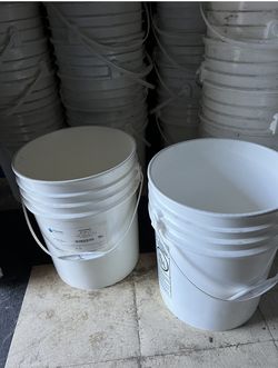 Plastic bucket