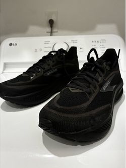 Women’s Brooks all black 8.5