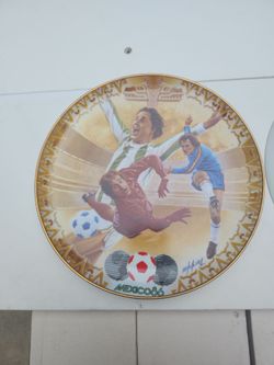 This collectible plate is a limited edition piece by artist Rodolfo Escalera, commissioned to commemorate the 1986 World Cup held in Mexico.