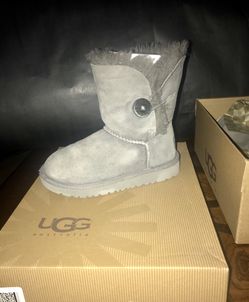 Uggs gray bailey button