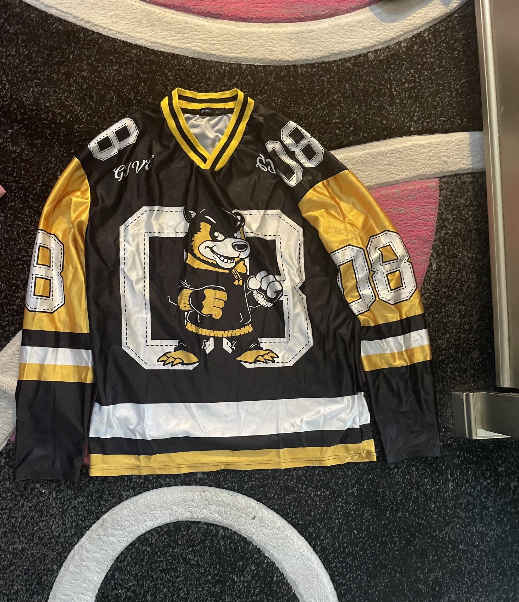 Mens Graphic Shirt Size Small 25$
