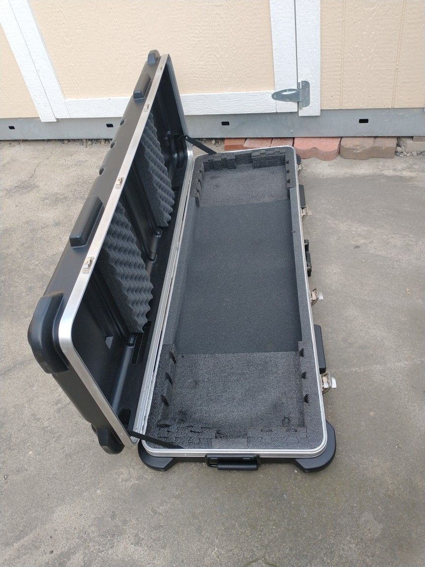 SKB 76-key Keyboard Flight Case With Wheels