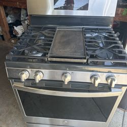 Gas Stove GE 30” Wide.