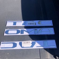Toyota Tacoma tailgate emblems