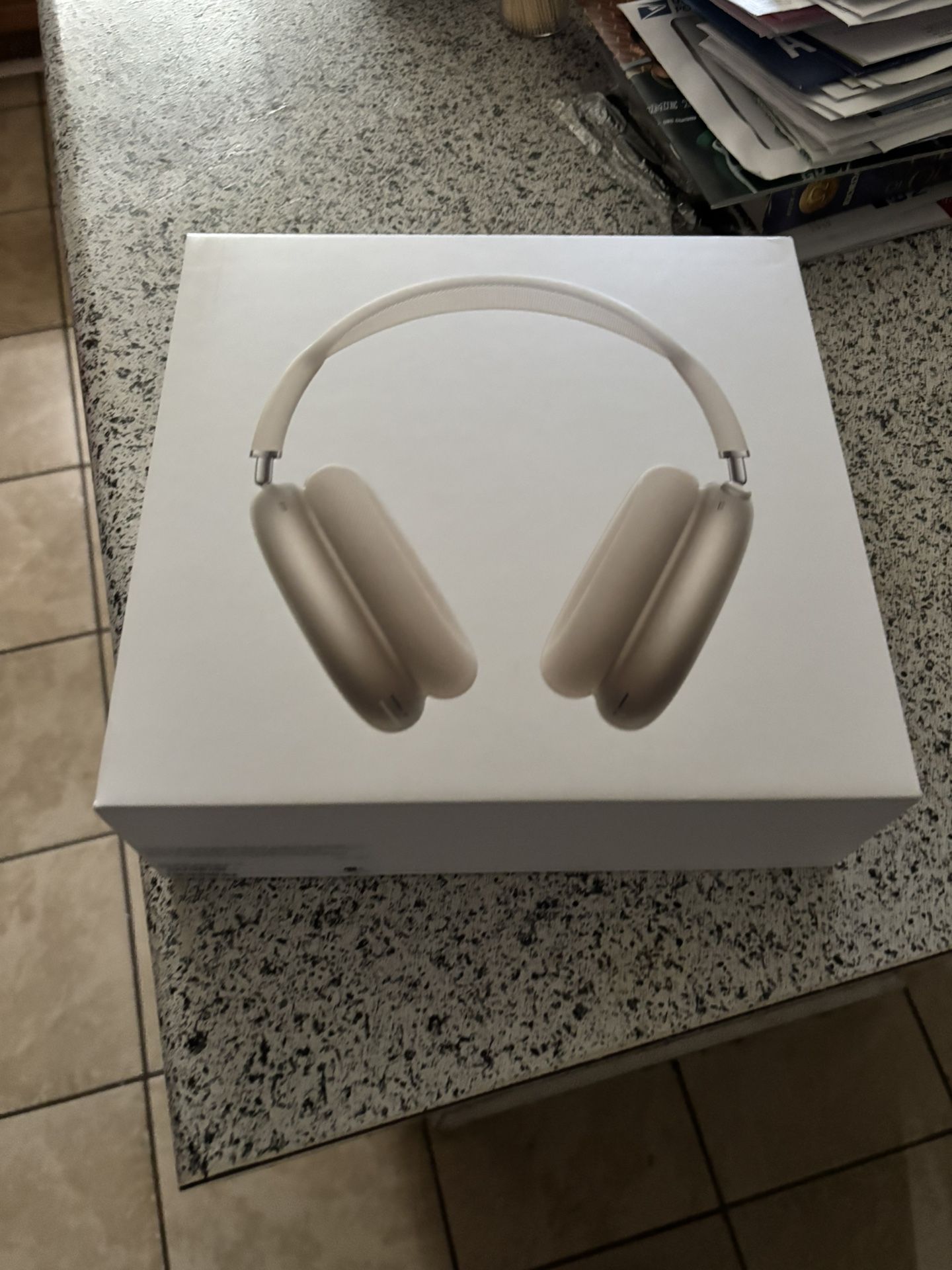 AirPod Maxes Starlight