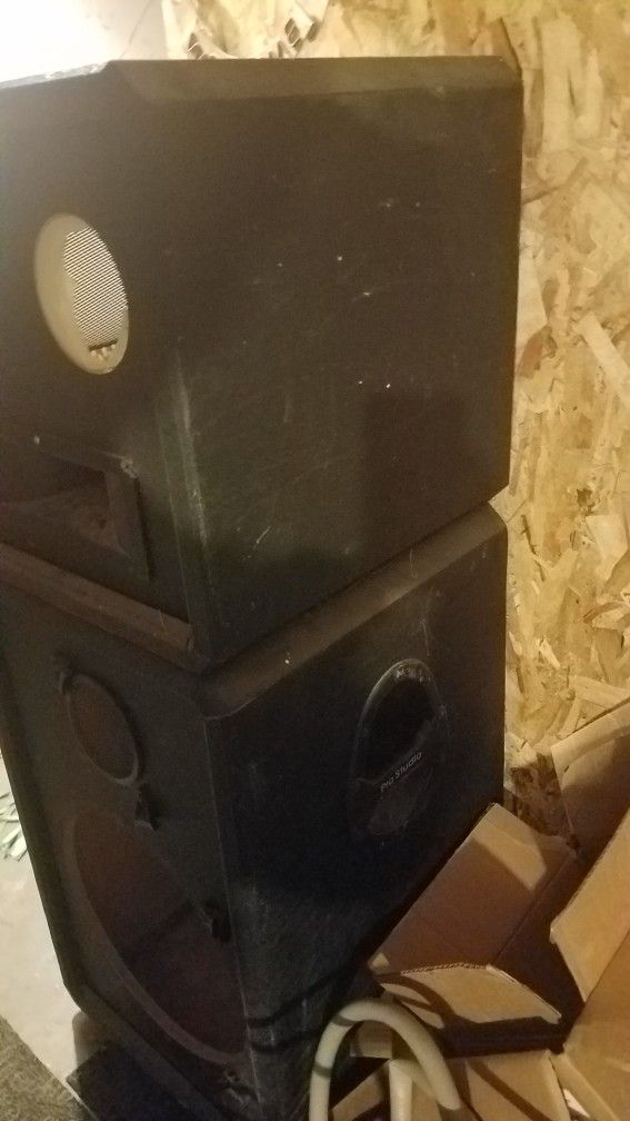 Speaker Box Good Condition 19"wide And 49"tall $25.00