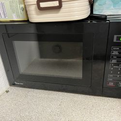0.7 cu. ft. Countertop Microwave in Black with 700-Watt Cooking Power