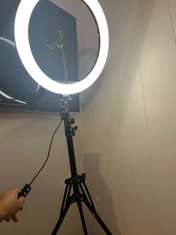 Ring light with phone stand