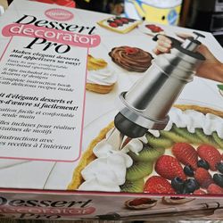 Wilton Dessert Decorator Pro - Easy to Use One Handed Plunger Smoothly Pushes Icing to Decorate Baked Treats or Appetizers Like Deviled Eggs, 10-Piece