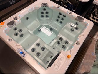 Hot Tub - MAAX Elite 9000