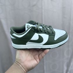 NiKE DUNK “OLIVE GREEN”
