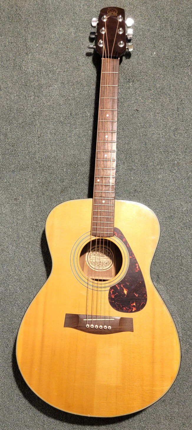 Hondo H141 full size Acoustic guitar semi jumbo style