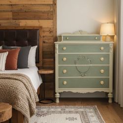 Beautiful vintage 4-drawer dresser FREE DELIVERY