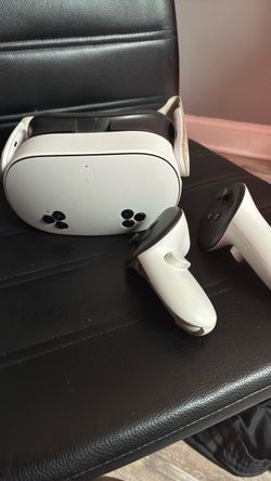 Meta Quest 3 VR Headset with Controllers