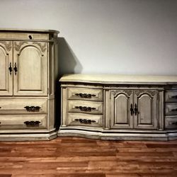 Bedroom Set Of A Dresser And Hutch Very Heavy Must Have Truck To pick Up 