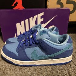 Nike SB dunks “ Blue Raspberry” men’s Size 7.5 very Good Condition (comes With Extra Laces)