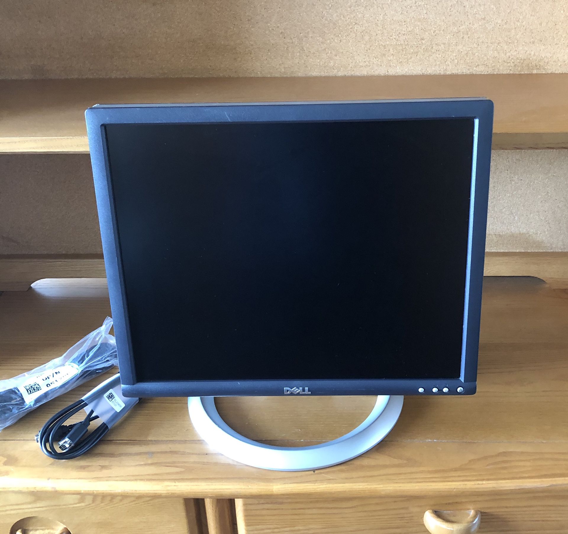 Dell 1905FP 19” UltraSharp LCD Monitor w/ Adjustable Telescopic Base and HDMI Cable