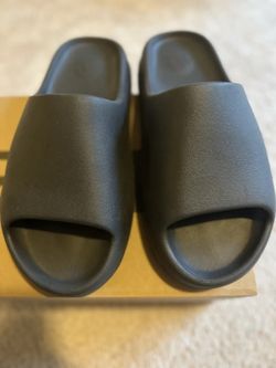 Yeezy slides onyx size 11(Used)