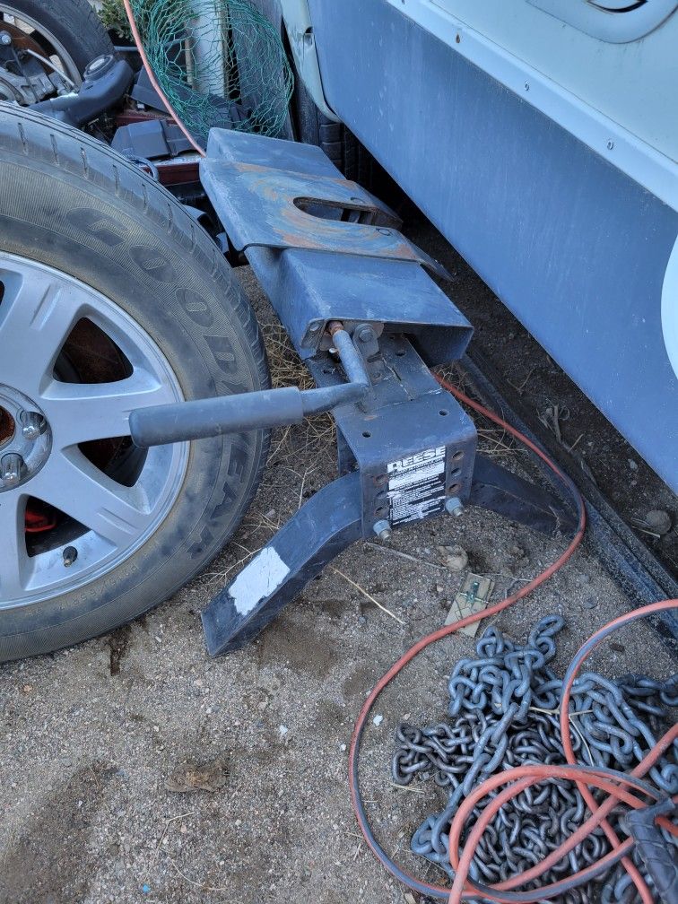 Reese 5th Wheel Hitch With Rails And Bolts