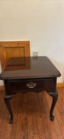 Queen Anne style end table