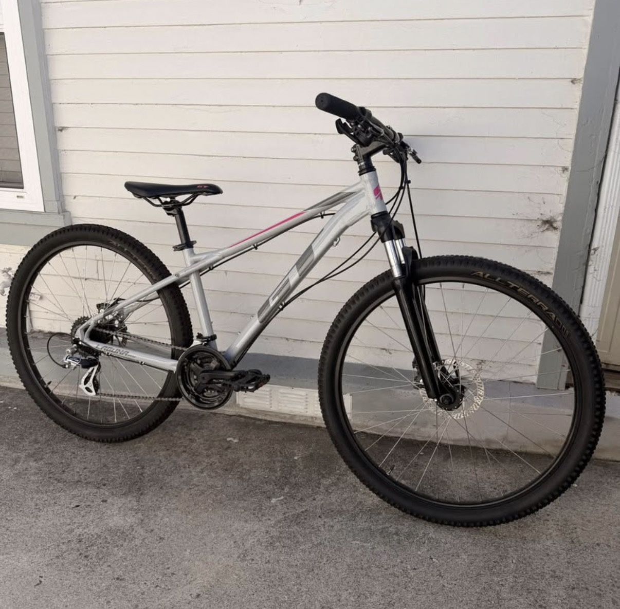 GT Laguna Pro 27.5 Mountain Bike